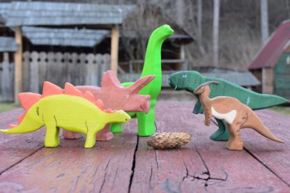 Dinozauri de jucarie din lemn